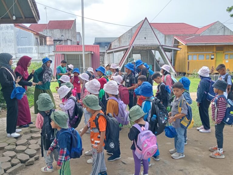 Belajar Sambil Bermain di Pantai Bersama Siswa Sekolahalam Minangkabau